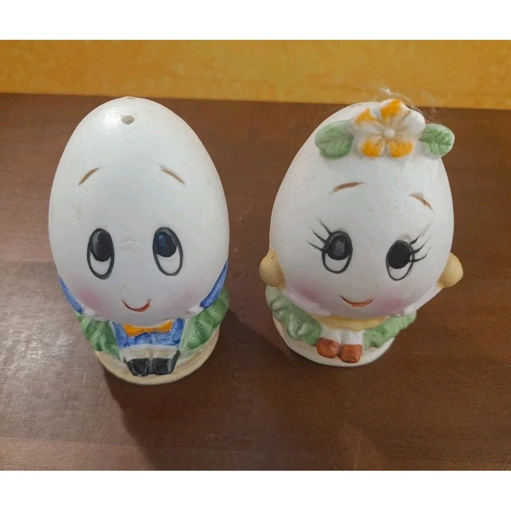 Vintage Anamorphic Egg Salt And Pepper Shakers Mr And Mrs Egg